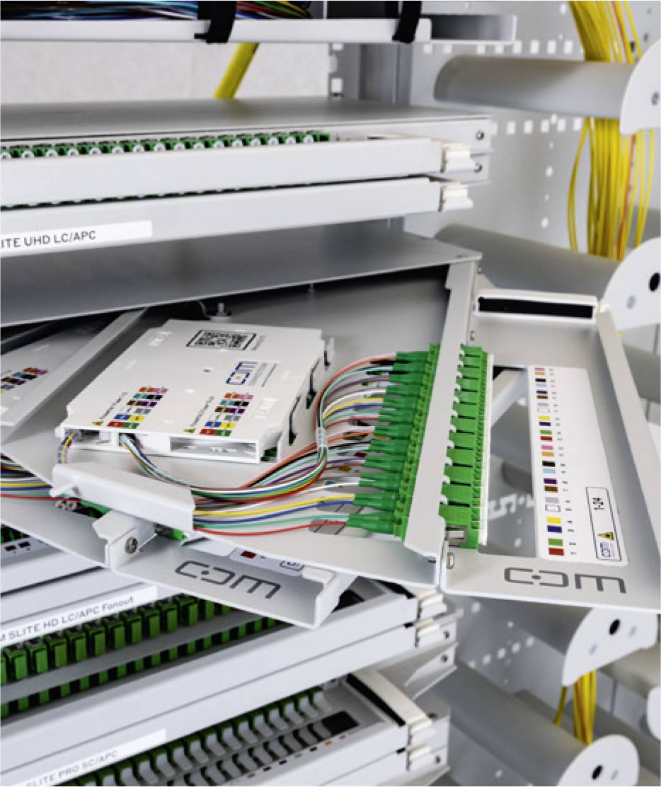 CARMA Rack mit Patchpanel SLITE | Optischer Hauptverteiler