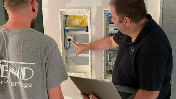 FTTH Anschlussdose ARCA XS im Verteilerschrank eine Mehrfamilienhauses.