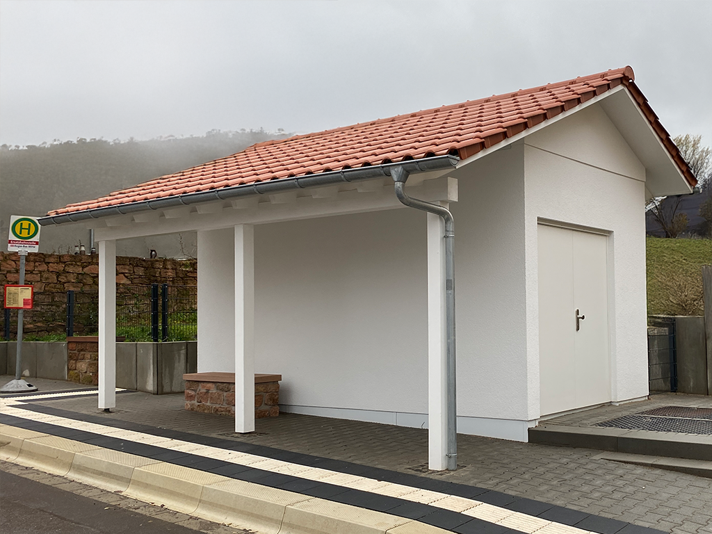 FiberCUBE Point of Presence | Glasfaser PoP Station mit Bushaltestelle Putz Satteldach