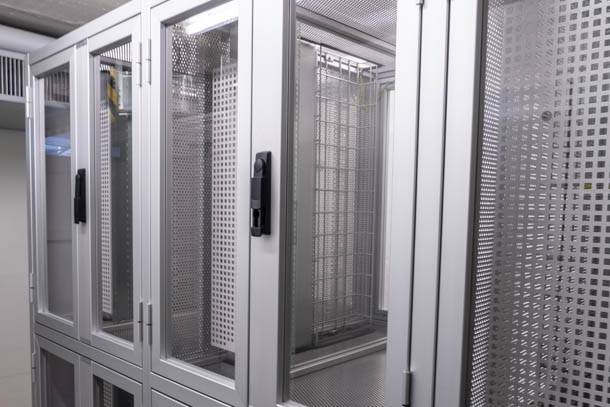 Maßanfertigung Colocation Schränke mit Flügeltüren