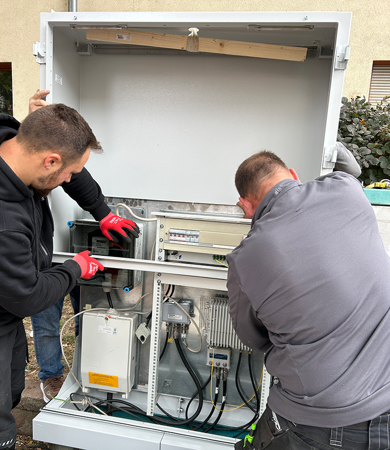 Neue Gehäusehülle für NVt montieren