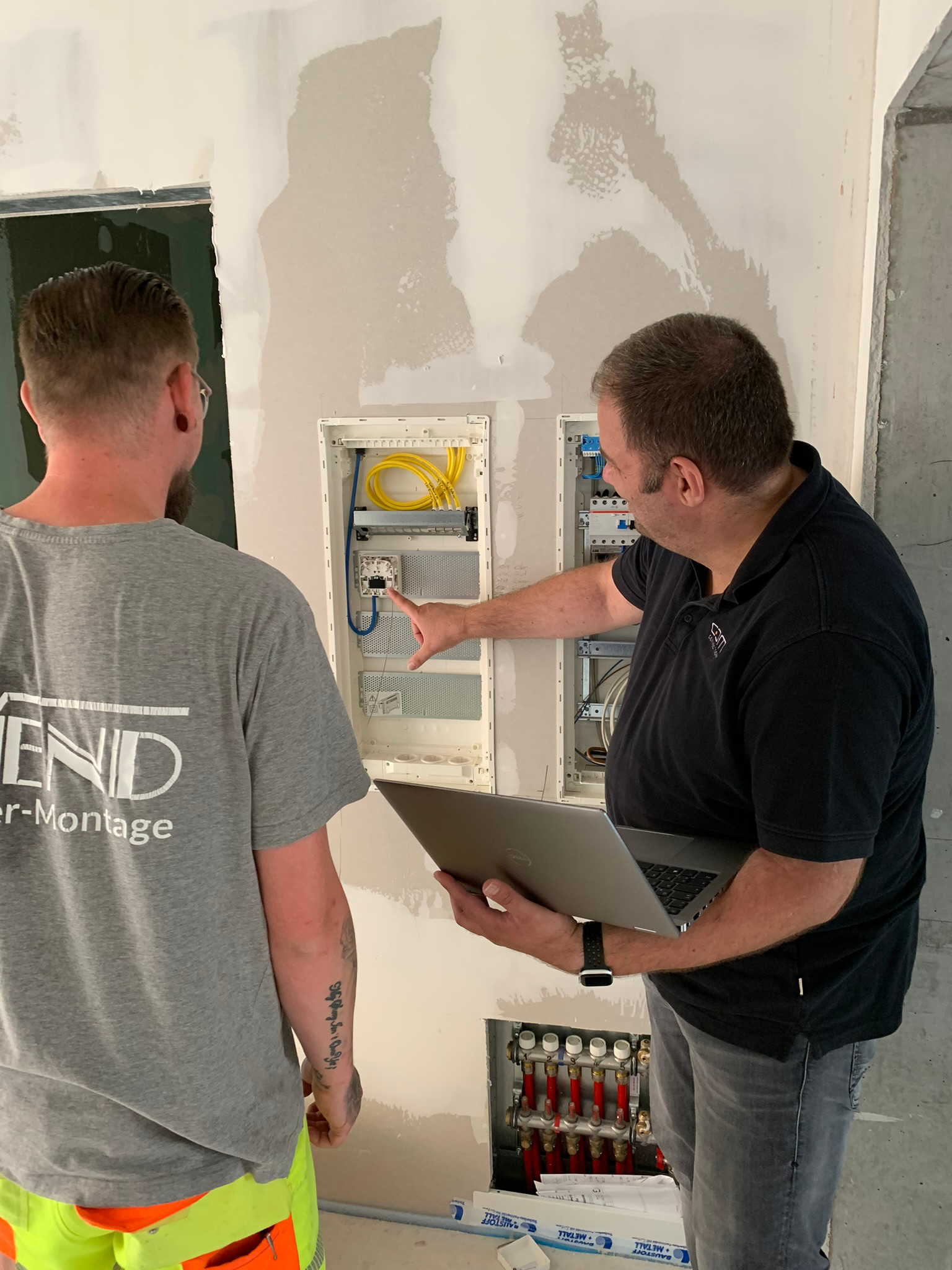 FTTH Anschlussdose ARCA XS im Verteilerschrank eine Mehrfamilienhauses.