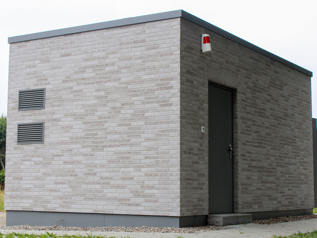 FiberCUBE Point of Presence | Glasfaser PoP Station Klinker Flachdach