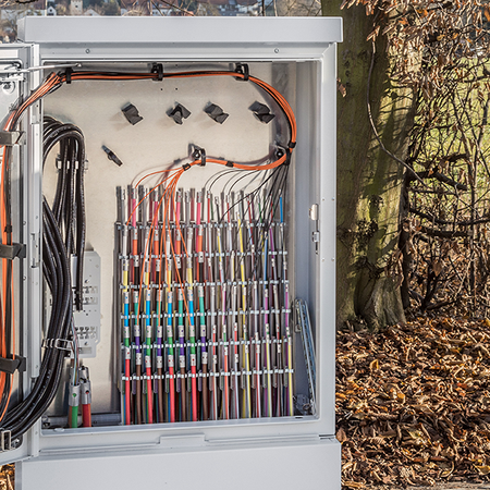 Netzverteiler NVt 80-T komplett ausgebaut im Gelände | Kabelverzweiger KVz